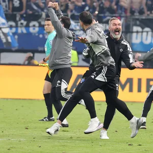 Nach dem Schlusspfiff jubelt HSV-Trainer Tim Walter in Richtung St. Pauli-Bank.