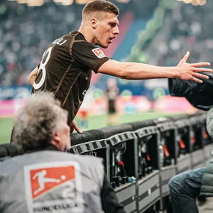 Jakov Medic pöbelt Richtung Balljunge (nicht im Bild), weil dieser wohl etwas zu langsam war mit dem Ball holen.