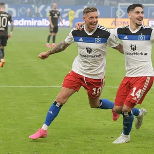 Sonny Kittel jubelt gegen St. Pauli mit Ludovit Reis