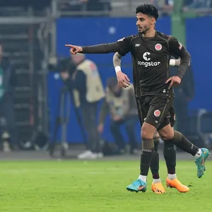St. Paulis Elias Saad bejubelt seinen Anschlusstreffer zum 2:3 gegen den HSV