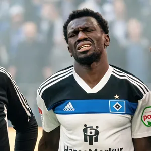 Bakery Jatta leidet unter seiner Verletzung im Stadtderby gegen St. Pauli.