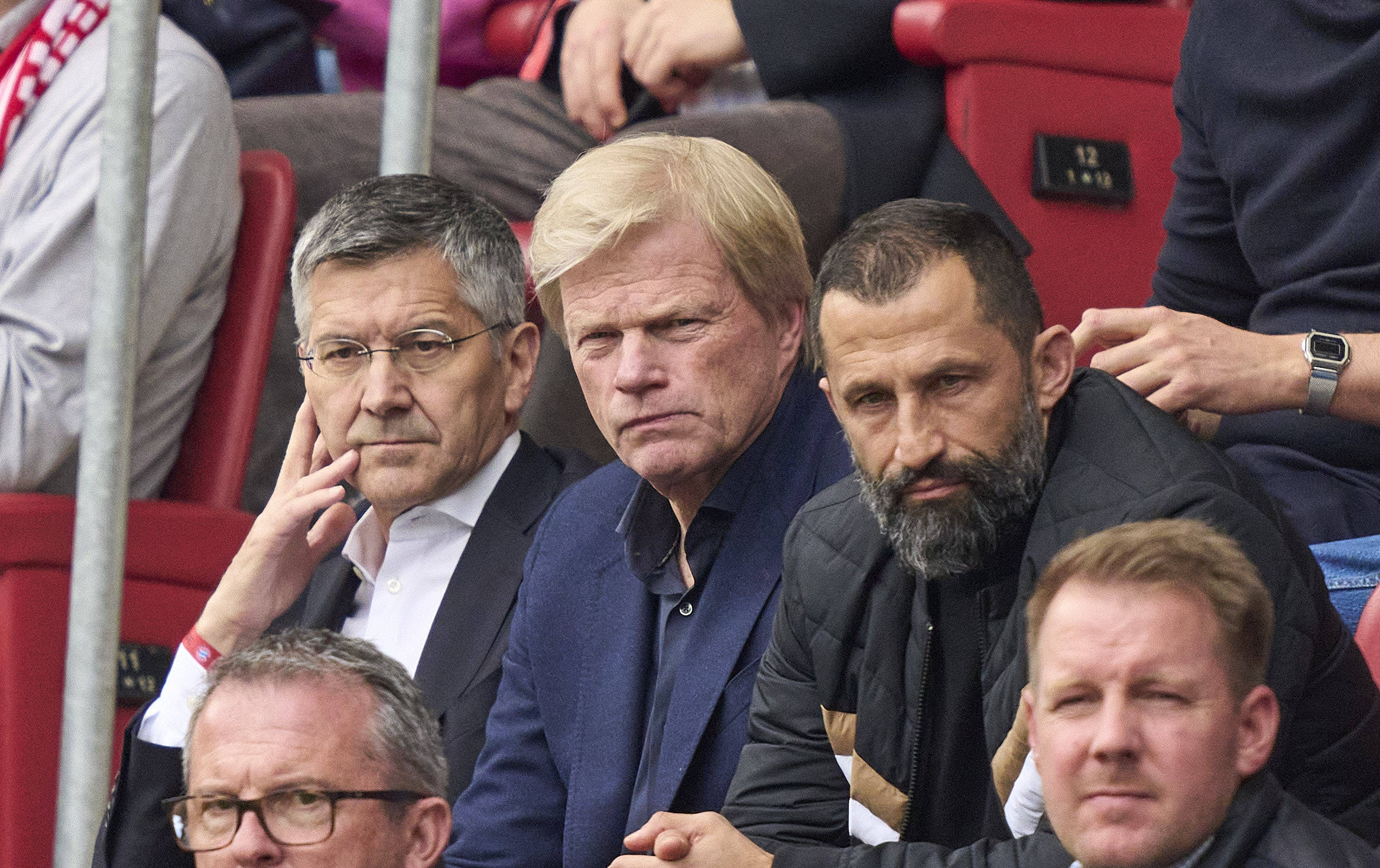Die Bayern-Bosse Hainer, Kahn und Salihamidzic gucken unzufrieden.