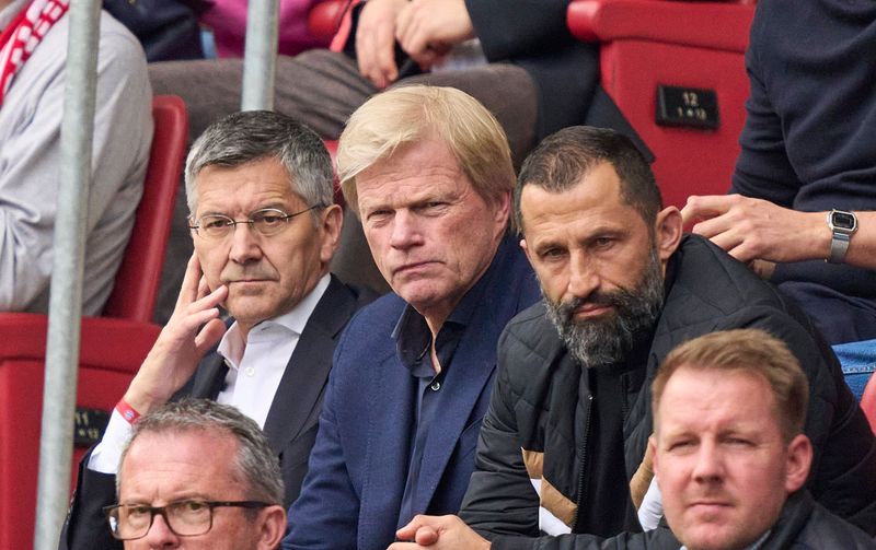 Die Bayern-Bosse Hainer, Kahn und Salihamidzic gucken unzufrieden.