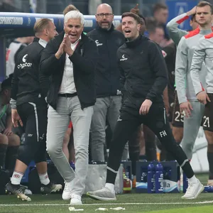 Andreas Bornemann und Fabian Hürzeler beschweren sich im Volksparkstadion