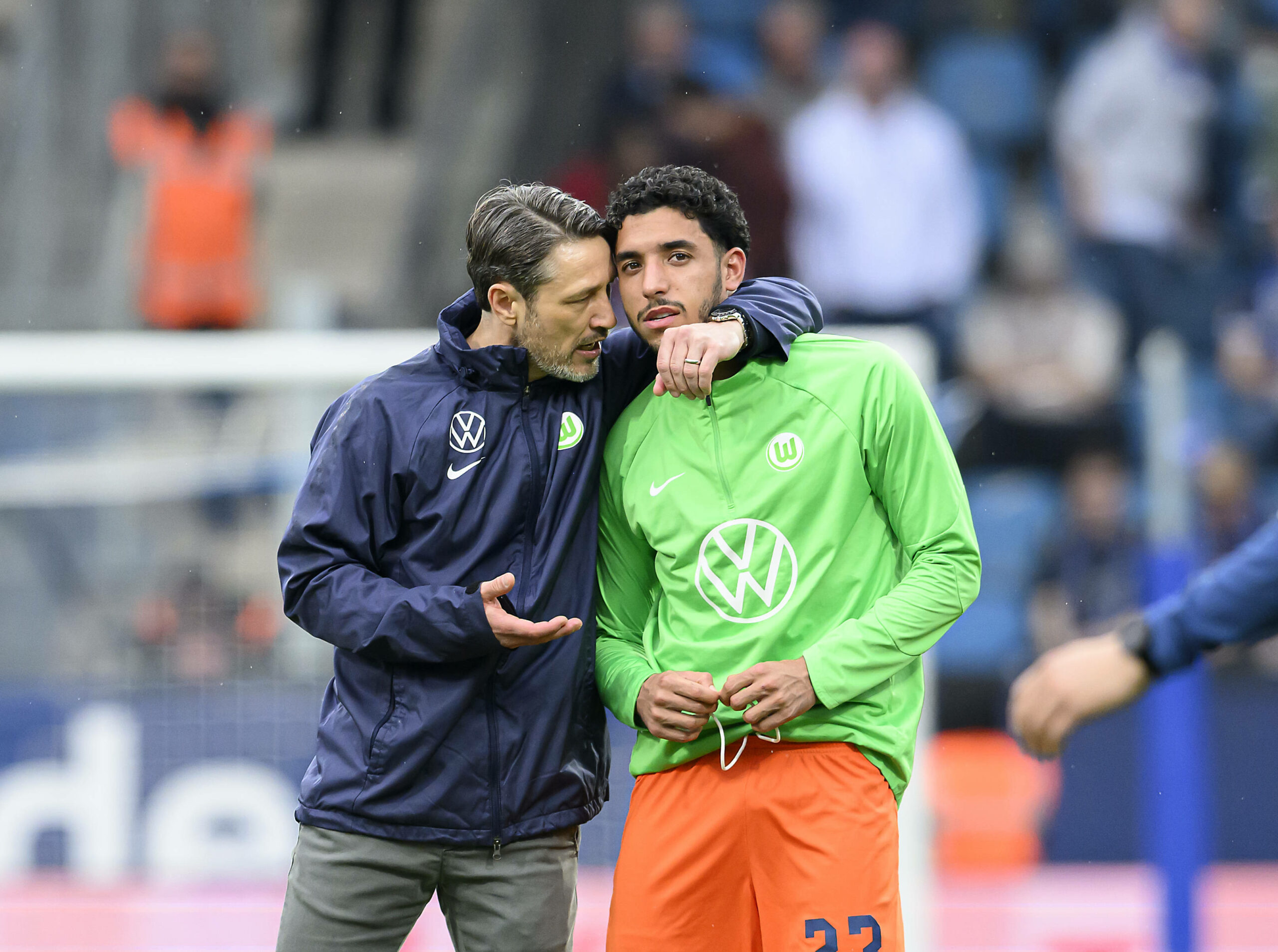 Niko Kovac im Austausch mit Omar Marmoush nach dem Spiel des VfL Wolfsburgs gegen den VfL Bochum.