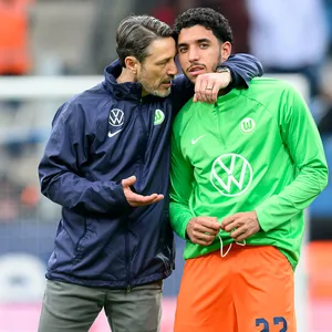 Niko Kovac im Austausch mit Omar Marmoush nach dem Spiel des VfL Wolfsburgs gegen den VfL Bochum.