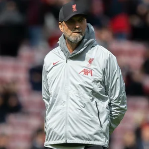 Jürgen Klopp im Liverpool-Dress im Stadion.