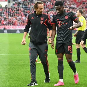 Begleitet von Team-Arzt Dr. Peter Ueblacker muss Alphonso Davies vom Feld