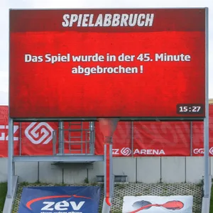 Eine Anzeigetafel zeigt die Aufschrift: „Spielabbruch, Das Spiel wurde in der 45. Minute abgebrochen!“
