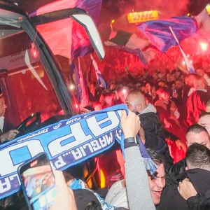 Der Bus vom SSC Neapel umringt von Fans. Im Hintergrund Pyrotechnik-
