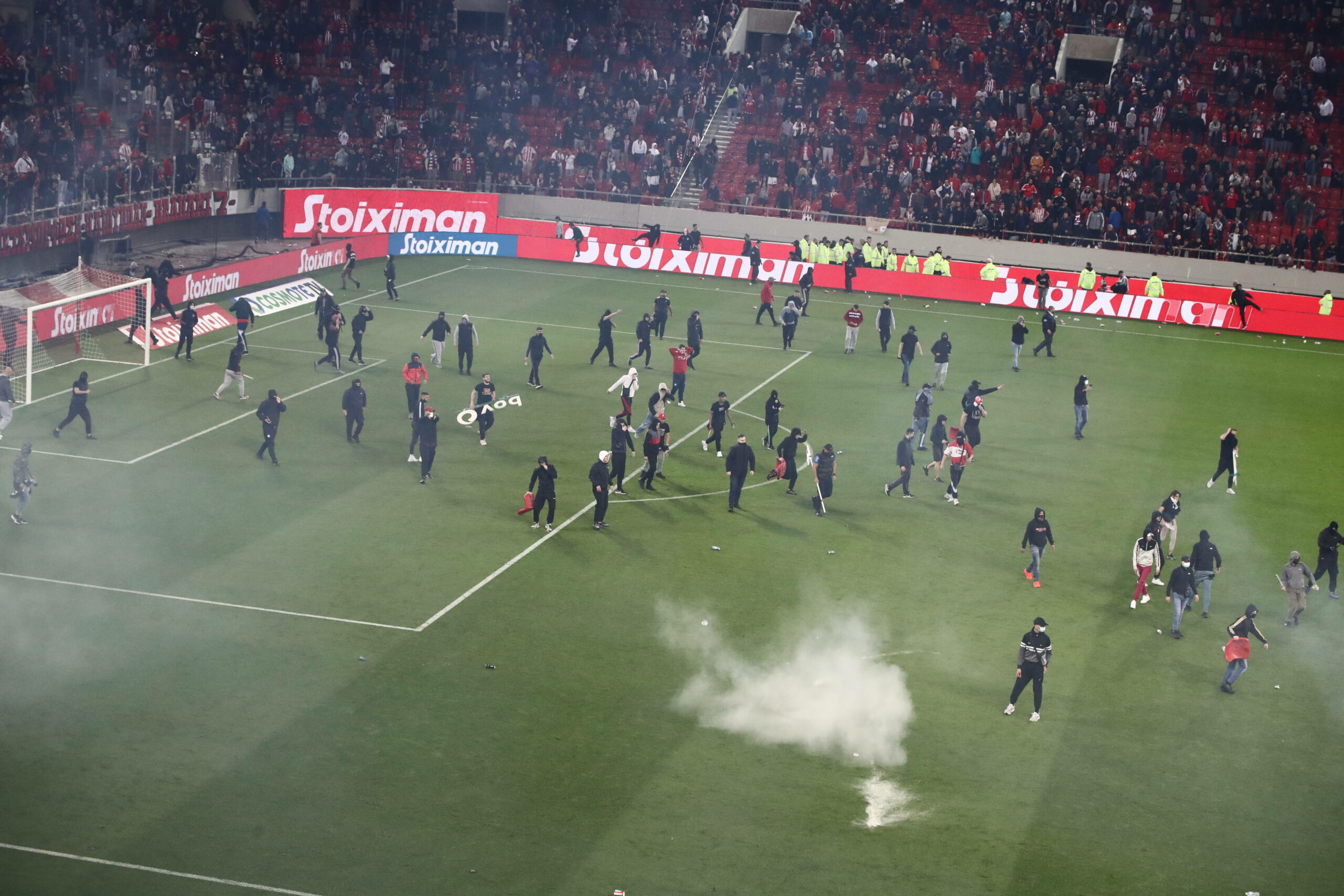 Fans des Olympiakos Piräus stürmen das Spielfeld