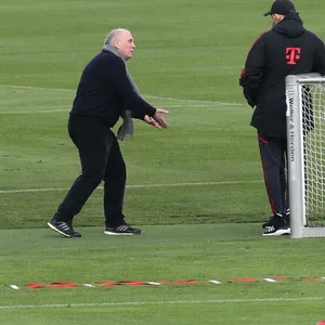 Uli Hoeneß und Thomas Tuchel unterhalten sich