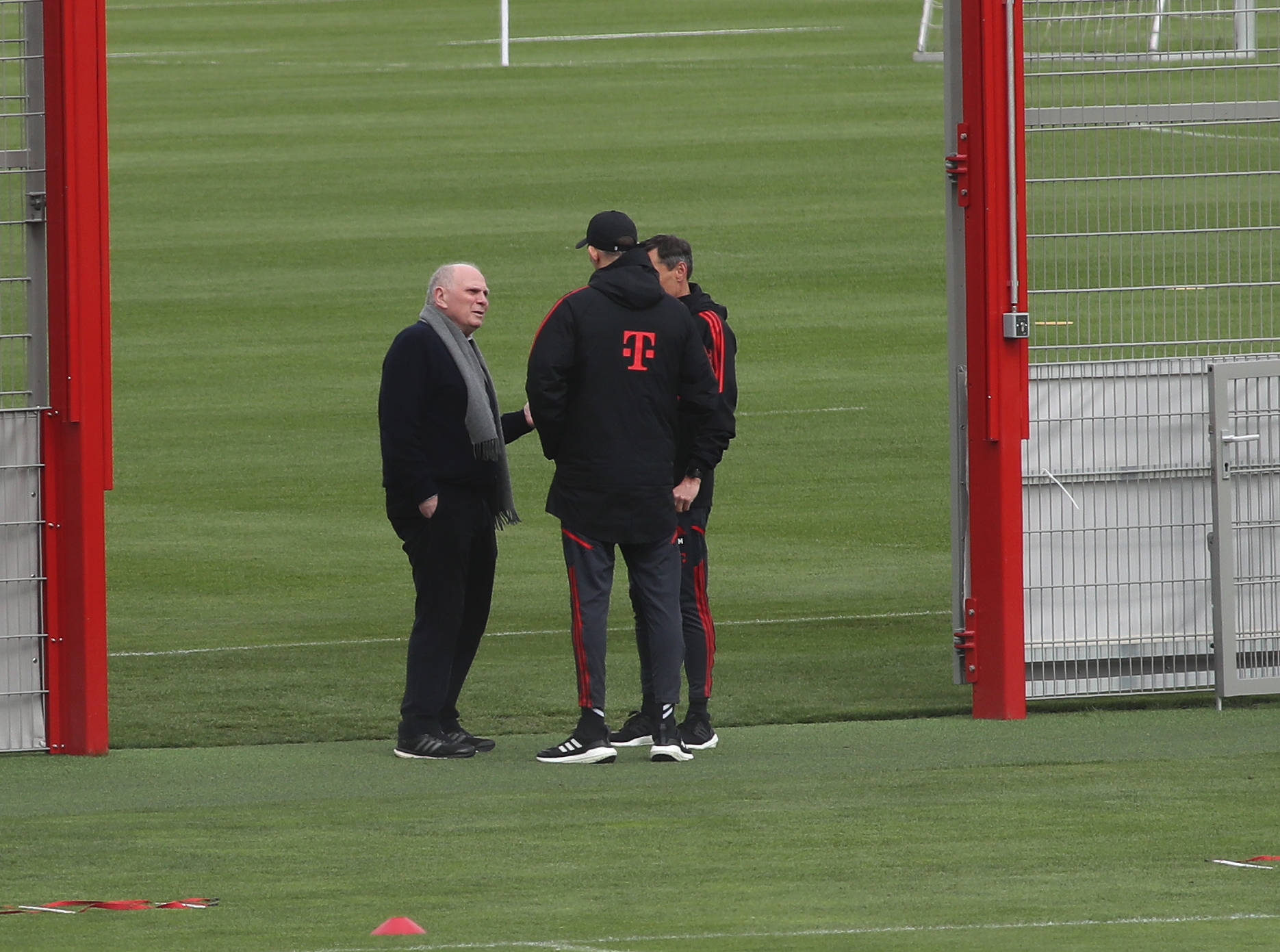 Uli Hoeneß spricht mit Thomas Tuchel im Bayern-Training