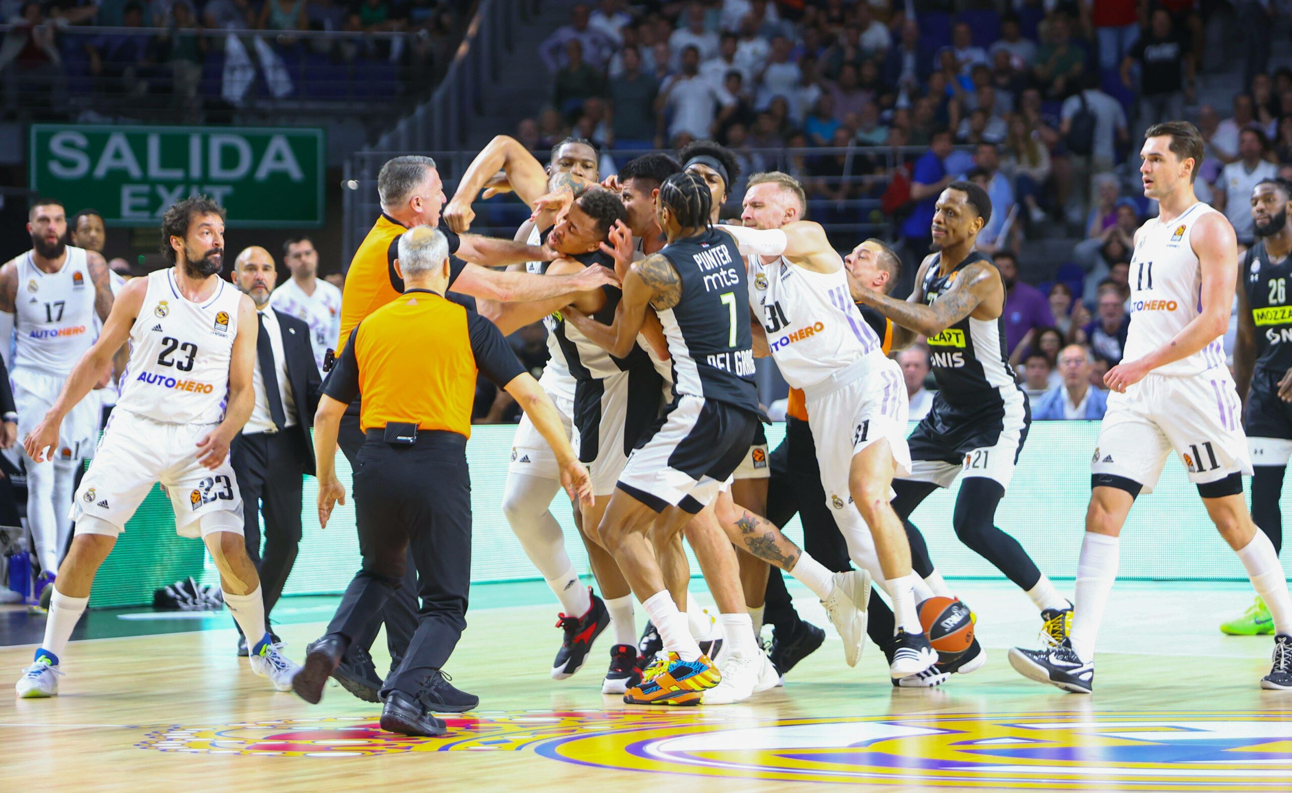 Zwischen den Spielern von Partizan Belgrad und Real Madrid brach am Donnerstagabend eine Massenschlägerei aus.