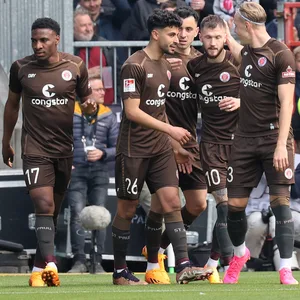St. Pauli-Profis bejubeln das 1:0 gegen Bielefeld von Hartel