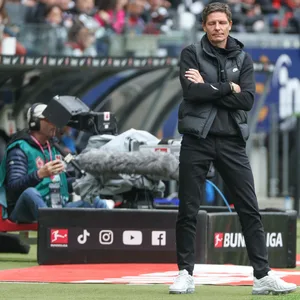 Frankfurt-Trainer Glasner steht enttäuscht an der Seitenlinie