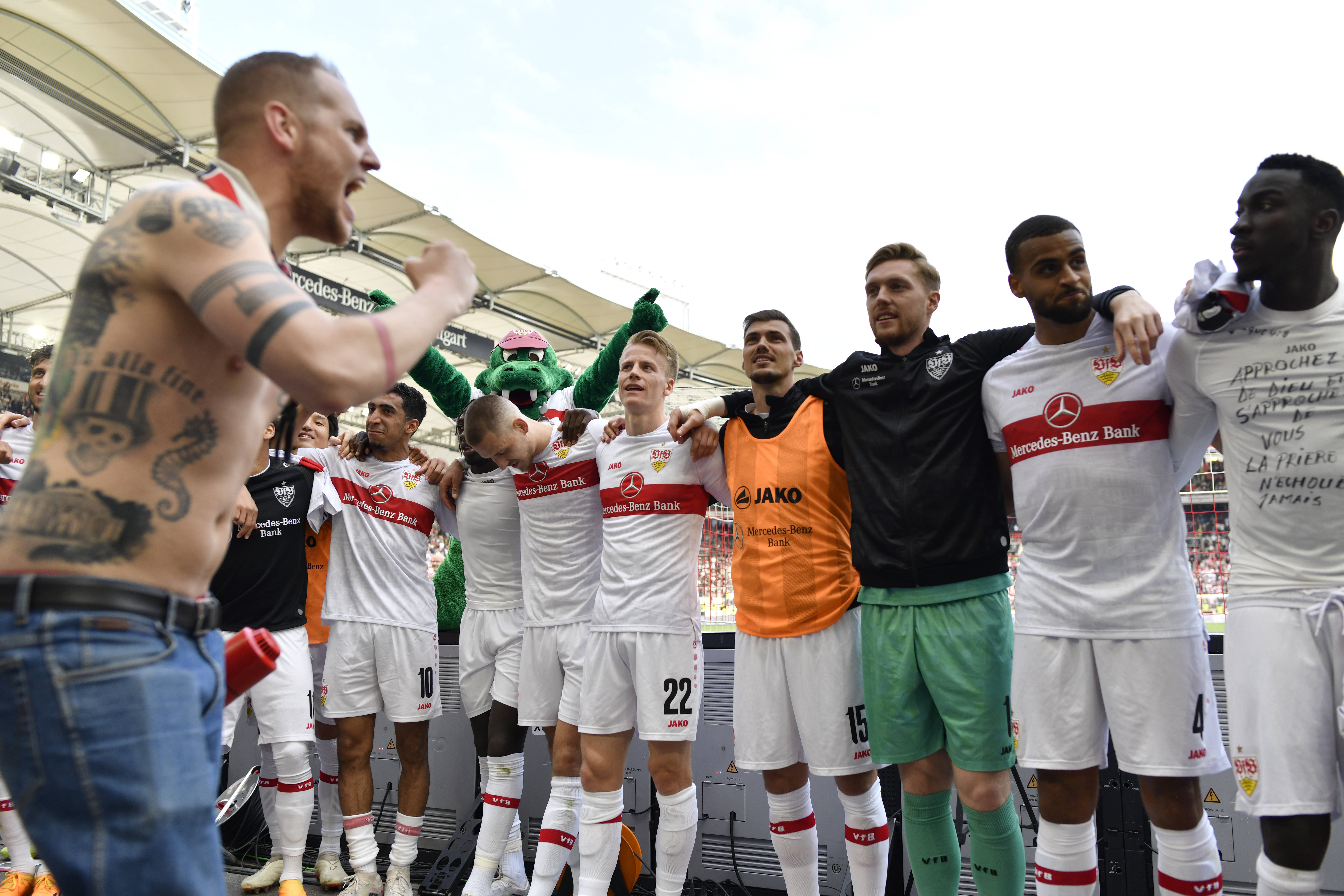 Die Stuttgart-Profis feiern den Sieg mit ihren Fans.