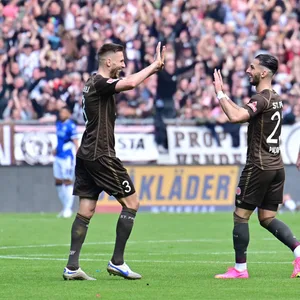Karol Mets und Leart Paqarada freuen sich über den Sieg gegen Bielefeld