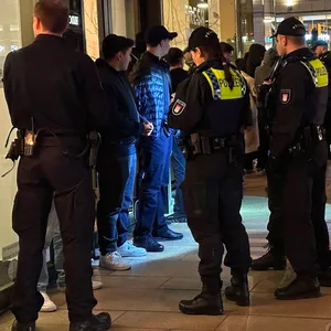 Jugendgewalt in Hamburg: Eine Schlägerei am Ballindamm vor der Europa-Passage hat am Abend des 10. April 2023 einen Großeinsatz von Polizei und Rettungsdienst ausgelöst.