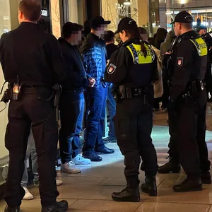 Mehrere Jugendliche hatten sich am Montagabend mit Stichwaffen am Jungfernstieg getroffen, um sich zu duellieren. Drei Menschen wurden festgenommen.