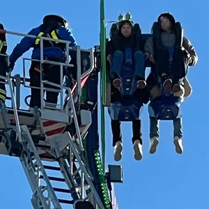 Auf dem Dom blieb am Montag ein Fahrgeschäft in der Luft stehen.