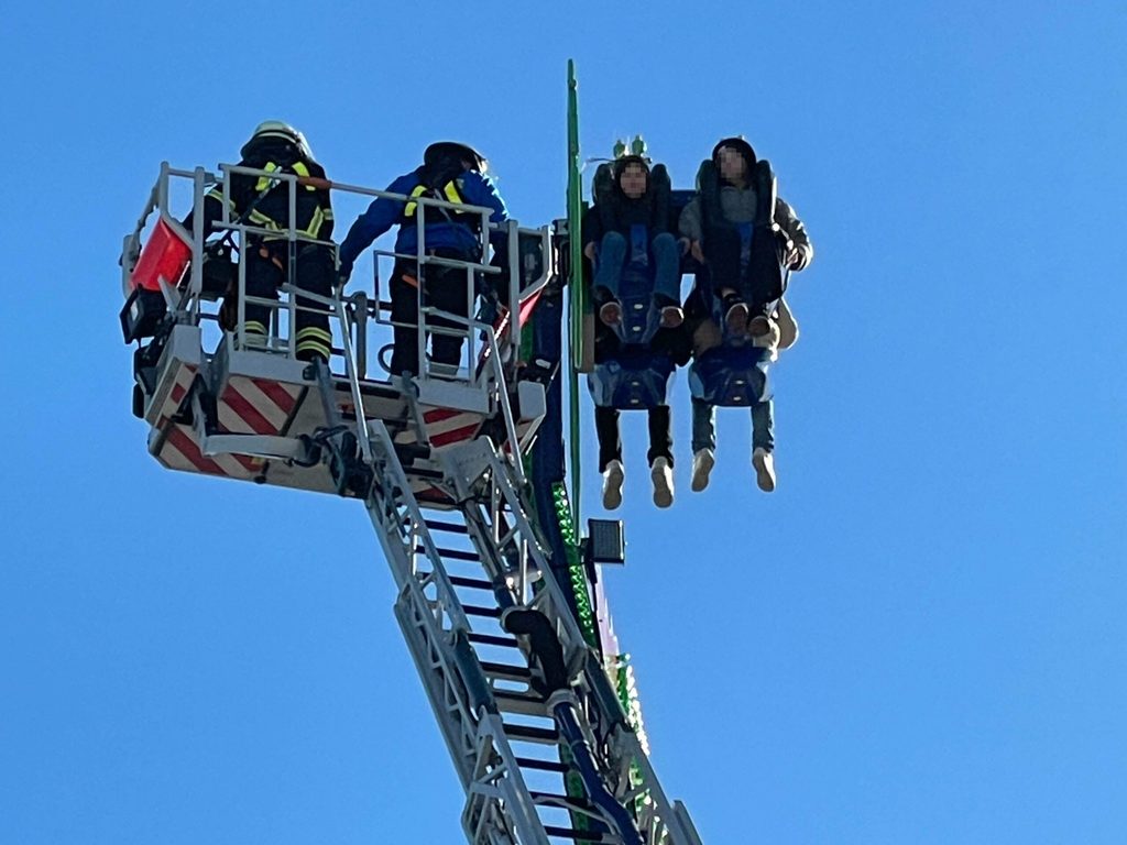 Auf dem Dom blieb am Montag ein Fahrgeschäft in der Luft stehen.