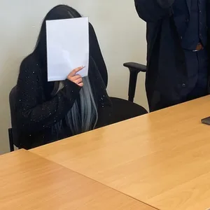 Die Angeklagte Sibel C. mit ihren Verteidigern im Sitzungssaal