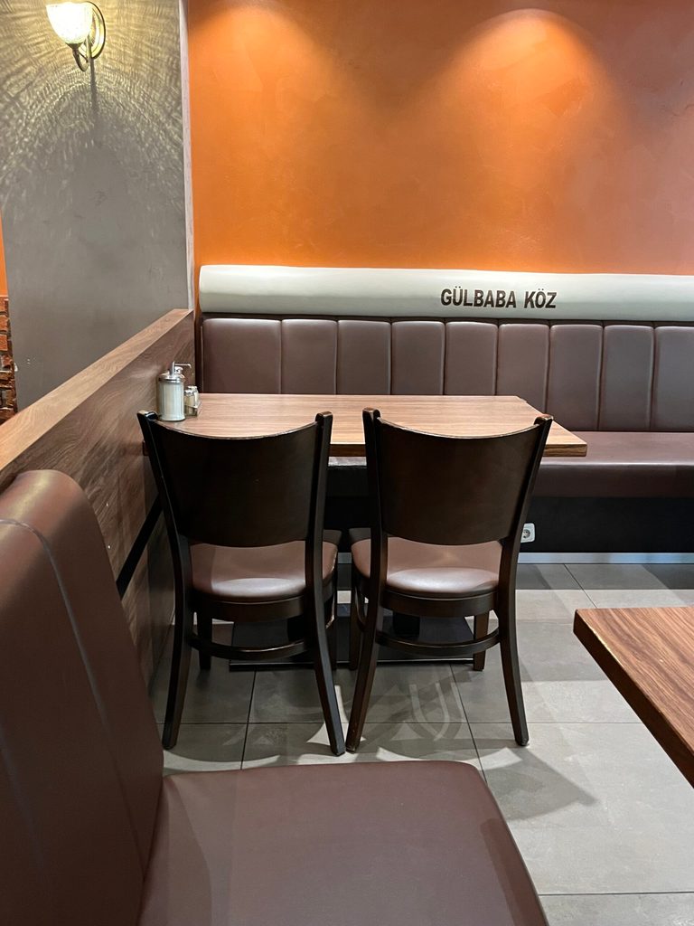 Tisch im Dönergrill