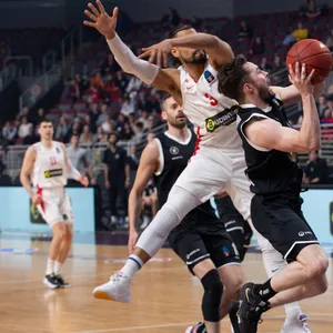 Towers-Profi Cleary beim Korbversuch gegen Prometey