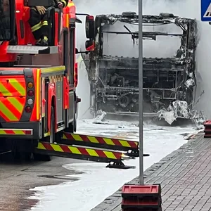 Großalarm in Pinneberg – Linienbus geht in Flammen auf