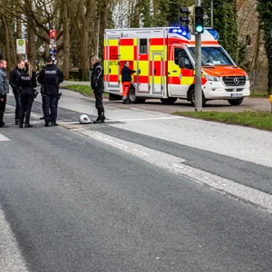 Kind läuft bei rot über die Straße – zwei Schwerverletzte