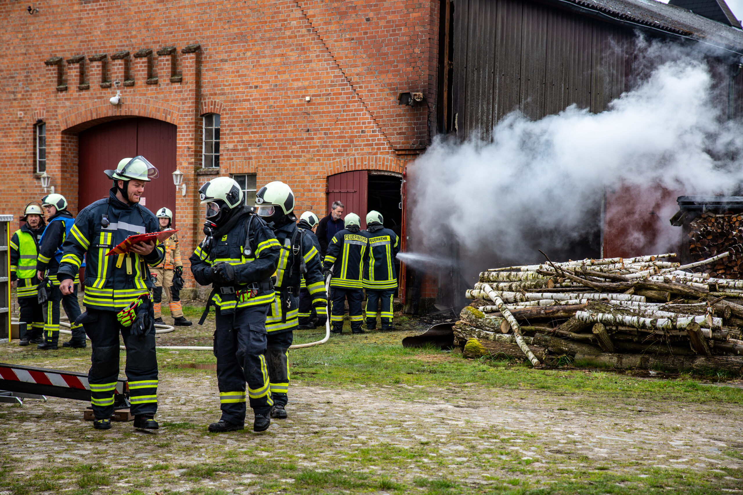 Feuerwehrleute löschten den Brand in Grabau.