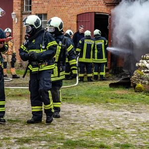 Feuerwehrleute löschten den Brand in Grabau.