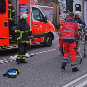 Aufnahme der Rettungsarbeiten am Unfallort.