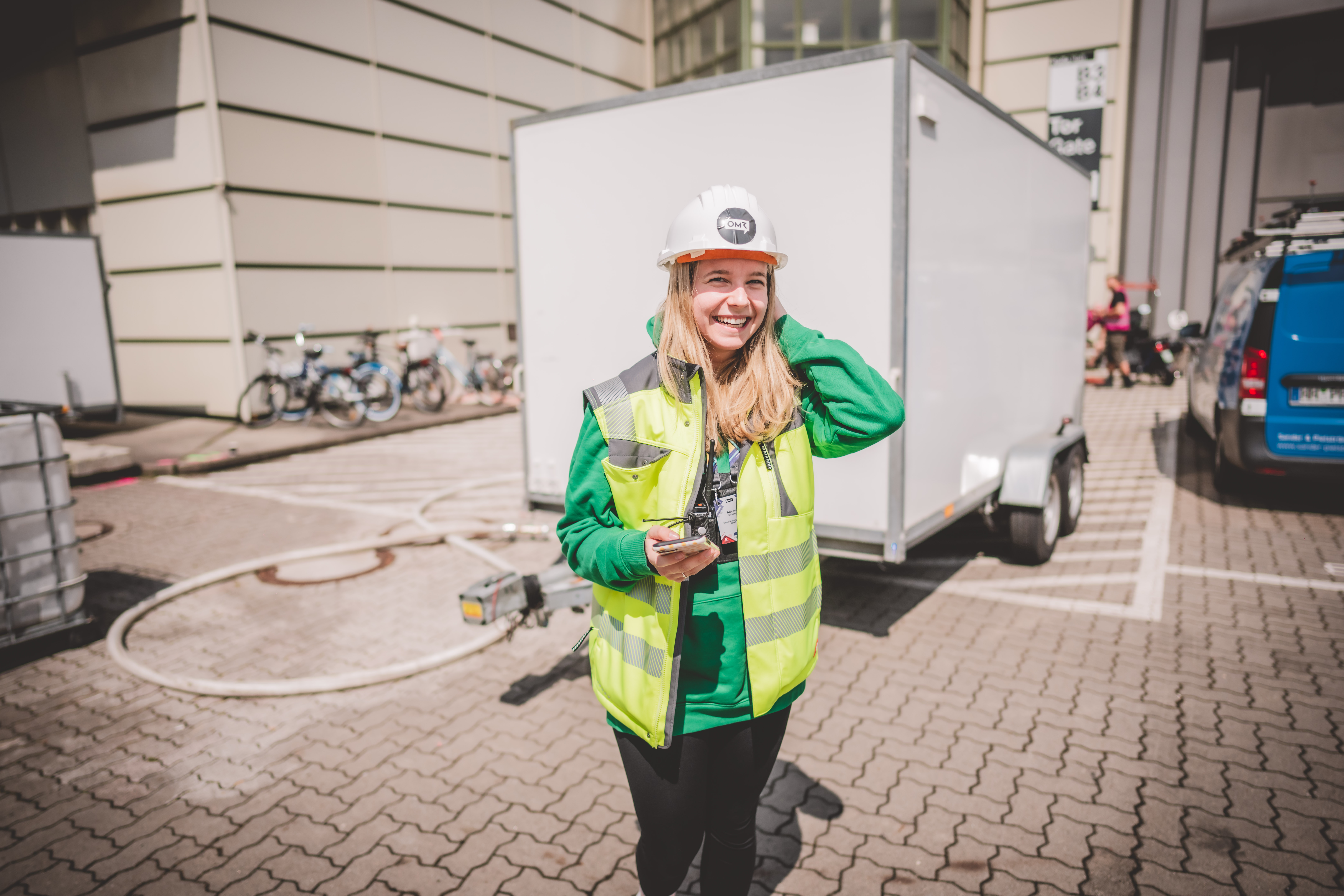 Aileen Sickert (24) fing 2019 als Helferin beim OMR-Festival an. Sie bewarb sich eine Woche vorher ganz spontan mit einer Freundin – einfach, weil sie Eventmanagement studierte und neugierig war. Was OMR eigentlich ist, konnte sie erst vor Ort richtig greifen. Dienstbeginn um 5 Uhr morgens, Mülltonnen hin- und herschieben – das Festival begeisterte sie trotzdem. „Allein die Ausmaße, wie groß das ist, und wie nett alle waren“, sagt sie der MOPO. „Es war einfach nur voll und alle waren gut drauf.“ Vor allem die Gruppendynamik fasziniert Sickert: „Es kommen so viele verschiedene Menschen und Charaktere zusammen und müssen miteinander arbeiten. Es ist für eine kurze Zeit eine ganz eigene Welt. Das finde ich total spannend.“ Nach ihrem Einsatz war sie so angefixt, dass sie selbst bei OMR arbeiten wollte. Es klappte: Heute betreut sie im OMR-Crew-Management-Team selbst die Helfer rund ums Festival.