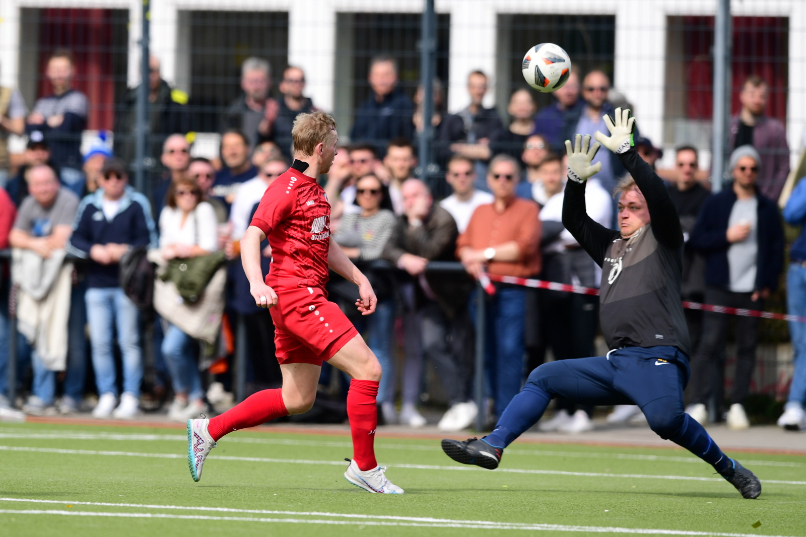 Sasels Tim Jeske macht gegen Alsterbüder-Keeper Moritz Kühn das 3:0.