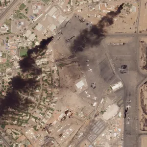 Feuer nach Gefechten am internationalen Flughafen der sudanesischen Hauptstadt Khartum.