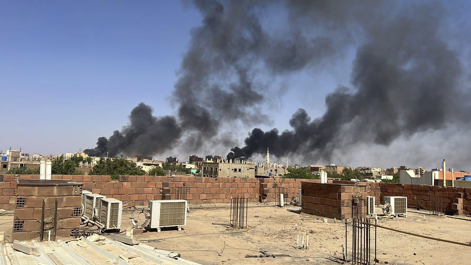 Rauch steigt am Freitag in der Nähe des Doha International Hospital in der sudanesischen Hauptstadt Khartum auf.