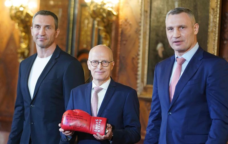 Hoher Besuch aus der Ukraine: Vitali Klitschko (r.), Bürgermeister von Kiew, und sein Bruder Wladimir (l.) haben Hamburgs Bürgermeister Peter Tschentscher (M., SPD), einen signierten Boxhandschuh mitgebracht.
