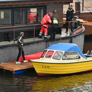 Die Polizei hat am frühen Mittwochabend eine Puppe aus dem Hafenbecken gezogen.