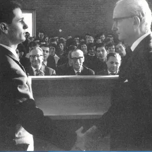 1963 heißt der damals 18 Jahre alte Uwe Barschel (l.) den NS-Kriegsverbrecher Karl Dönitz an seiner Schule in Geesthacht willkommen. Der „Admiral des Teufels“ durfte vor 50 Schülern und Lehrern unwidersprochen seine Thesen ausbreiten.