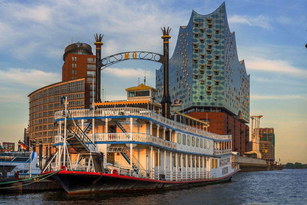 Das Schiff vorne, im Hintergrund die Elbphilharmonie - Sonnenuntergang