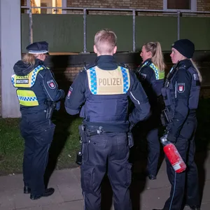 In Billstedt ist ein 25-Jähriger mit Feuer auf Beamte losgegangen.