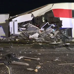Teile der Fassade des Firmengebäudes in Nienburg/Weser wurden bei der Explosion auf die Straße geschleudert.