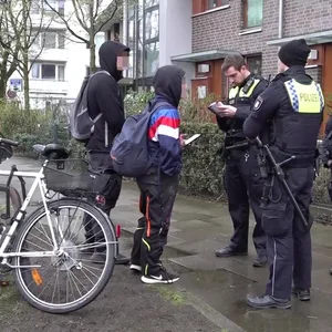 Polizisten sprechen mit Jugendlichen. Die Beamten erteilten mehrere Platzverweise.