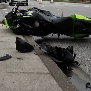 Autofahrer übersieht Motorrad und rammt es - ein Schwerverletzter