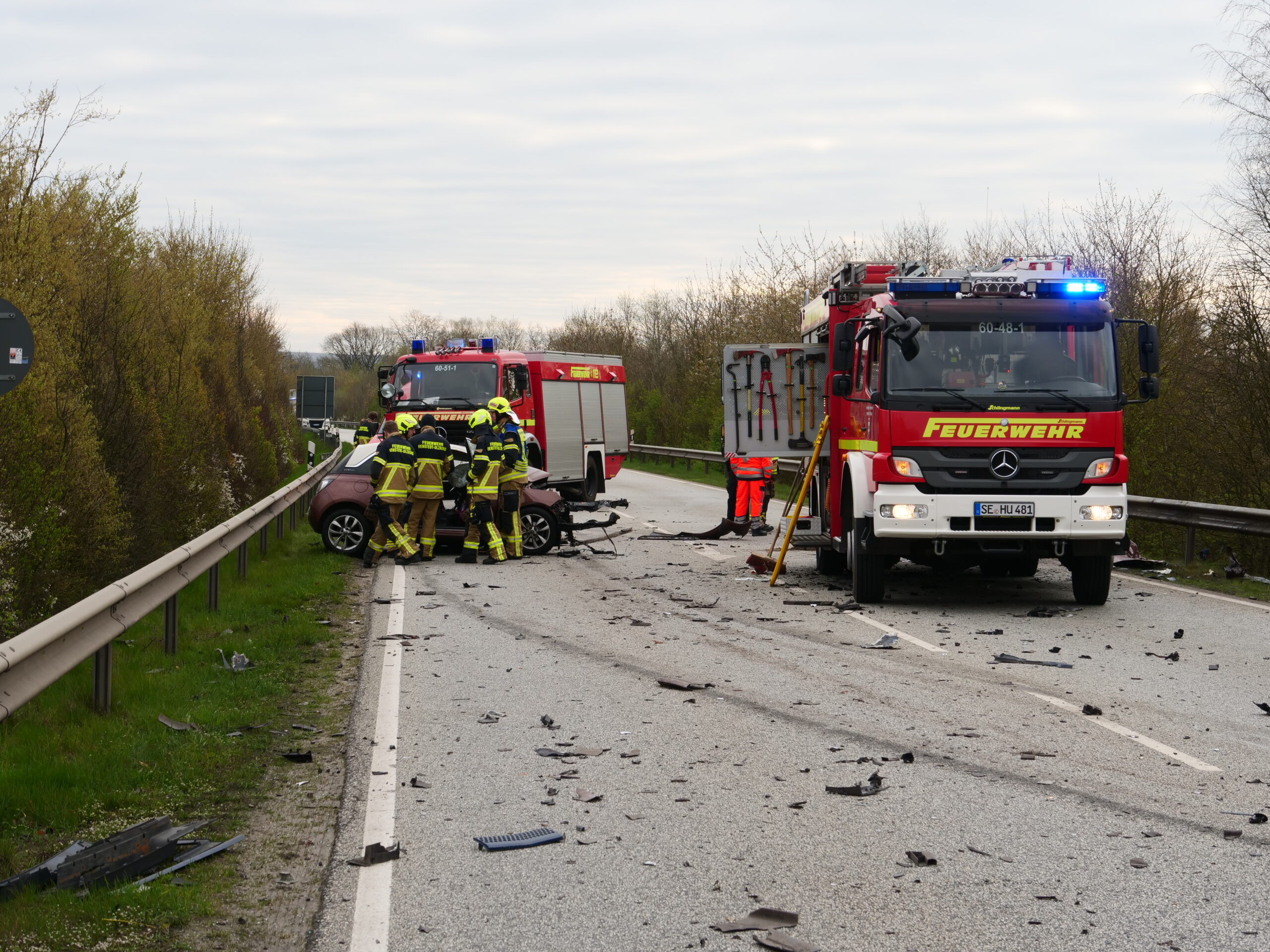 Die Unfallstelle auf der Zufahrtsstraße zur A7 in Henstedt-Ulzburg gleicht einem Trümmerfeld.