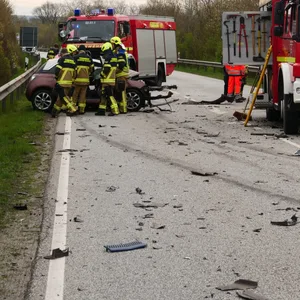 Die Unfallstelle auf der Zufahrtsstraße zur A7 in Henstedt-Ulzburg gleicht einem Trümmerfeld.