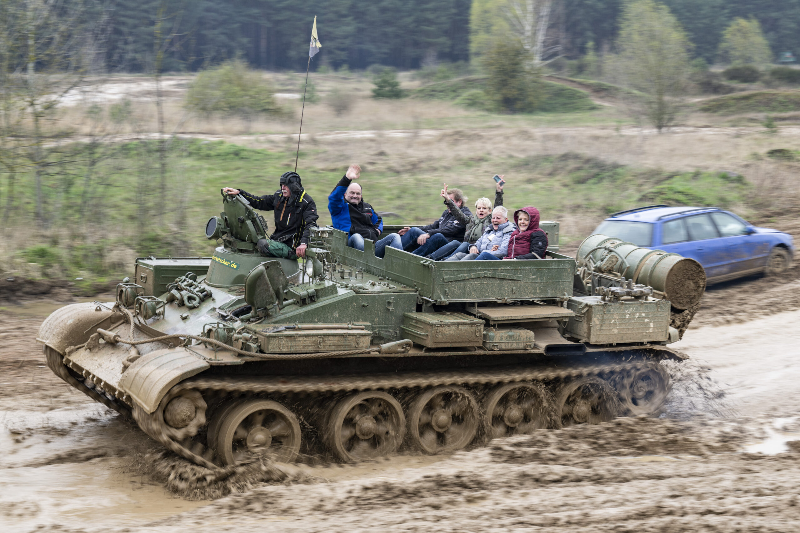 Gäste im T55TK Bergepanzer. Auf dem Gelände der Panzerfahrschule Heyse können Zivilisten mit ehemaligen Militärfahrzeugen fahren.