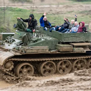 Gäste im T55TK Bergepanzer. Auf dem Gelände der Panzerfahrschule Heyse können Zivilisten mit ehemaligen Militärfahrzeugen fahren.